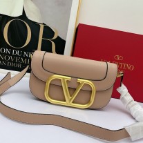 Valentino Garavani Large Supervee Shoulder Bag In Calfskin Pink