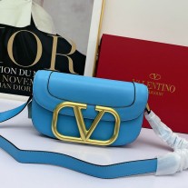 Valentino Garavani Large Supervee Shoulder Bag In Calfskin Sky Blue