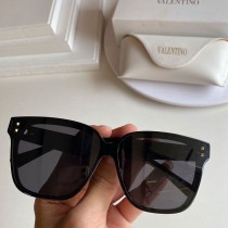 Valentino Garavani VA4203 Squared Acetate Sunglasses With Studs Black